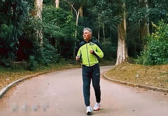 62歲吳岱融近照曝光，最帥「花無缺」如今已須髪皆白，曾帥比古天樂，最紅時被雪藏，網友：心態好才是重點