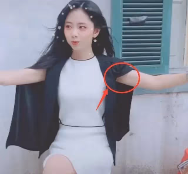 譚松韻曬玩鬧照,抬手看到腋窩的一刻:不得不承認她真的很美