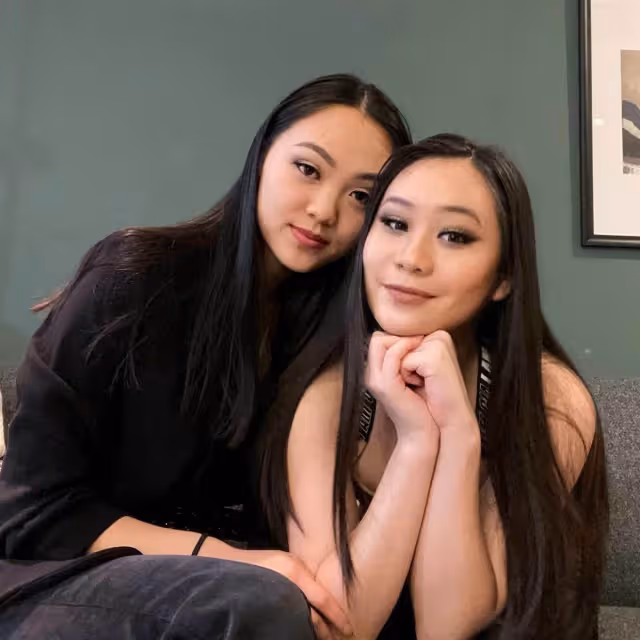 59歲李連杰攜家人歐洲靜修!身形消瘦狀態回春,小女兒身材火辣顏值高,繼承了利智的強大基因