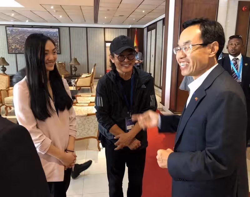 59歲李連杰攜家人歐洲靜修!身形消瘦狀態回春,小女兒身材火辣顏值高,繼承了利智的強大基因