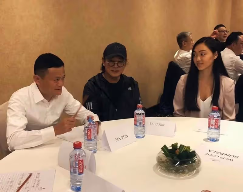 59歲李連杰攜家人歐洲靜修!身形消瘦狀態回春,小女兒身材火辣顏值高,繼承了利智的強大基因