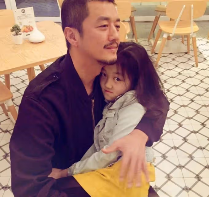 李亞鵬的小女兒首亮相!五官長得像姐姐李嫣,肥嘟嘟的表情非常可愛