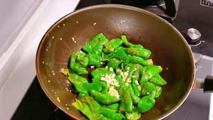 湖南人最愛的下飯菜 | 青椒炒皮蛋