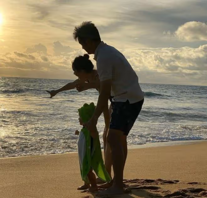 周潤發前妻海邊度假！三代同堂合影首曝光，外孫穿恐龍衣太可愛