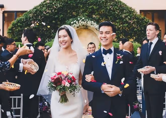 周潤發前妻海邊度假！三代同堂合影首曝光，外孫穿恐龍衣太可愛