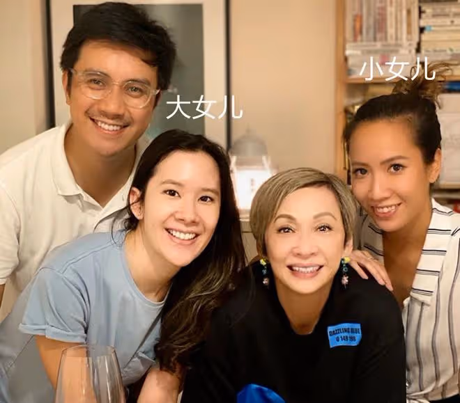 周潤發前妻海邊度假！三代同堂合影首曝光，外孫穿恐龍衣太可愛
