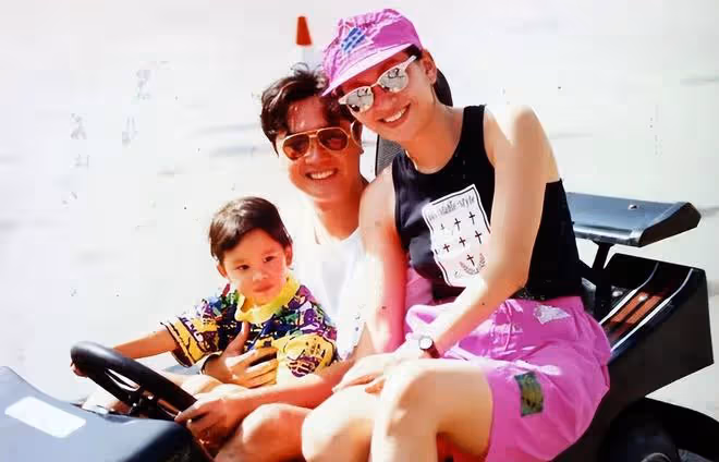 周潤發前妻海邊度假！三代同堂合影首曝光，外孫穿恐龍衣太可愛