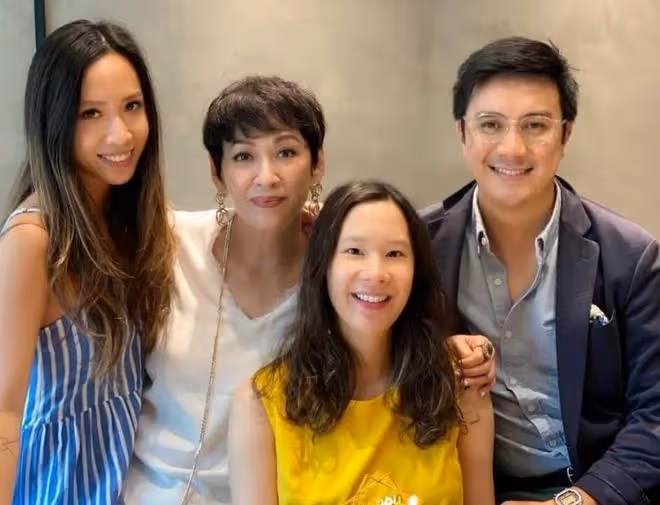 周潤發前妻海邊度假！三代同堂合影首曝光，外孫穿恐龍衣太可愛