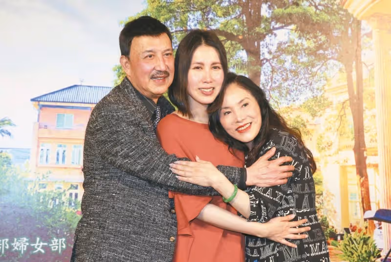 余天帶外孫現身醫院　哽咽證實余苑綺簽了「放棄急救同意書」
