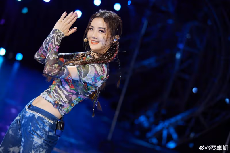 罕曬23年前青澀學生照　蔡卓妍造型被指神似「米老鼠」