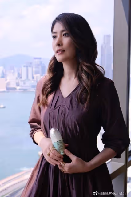 「港圈公主」近況曝光！49歲少女感爆棚，身家百億曾痛失雙胞胎