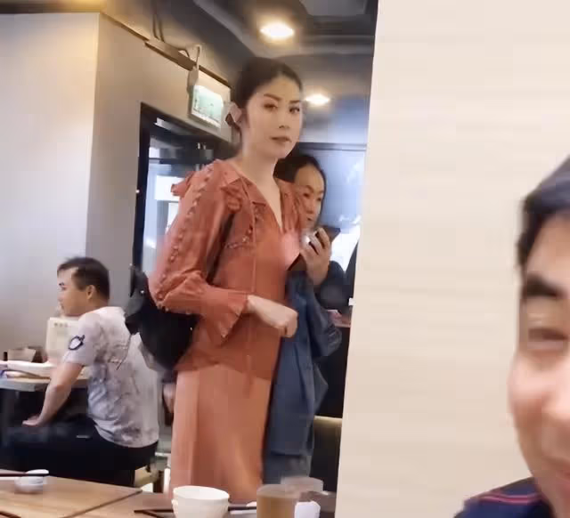 「港圈公主」近況曝光！49歲少女感爆棚，身家百億曾痛失雙胞胎