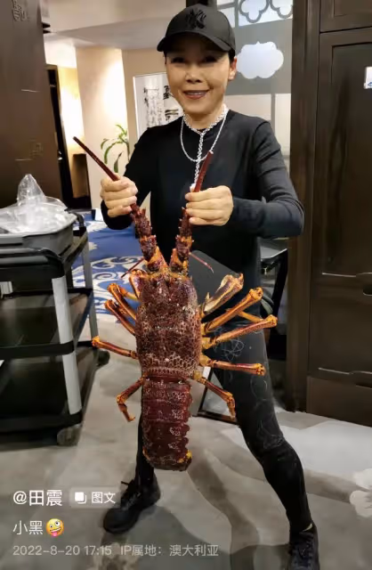 56歲田震澳洲豪華農莊度假!穿緊身衣大秀好身材,狂吃半人高龍蝦