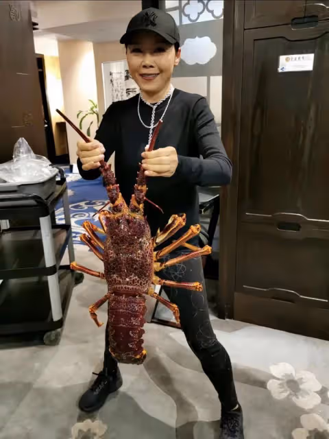 56歲田震澳洲豪華農莊度假!穿緊身衣大秀好身材,狂吃半人高龍蝦