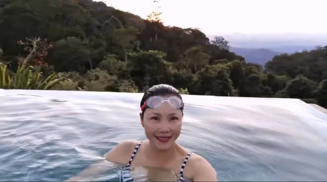 56歲田震澳洲豪華農莊度假!穿緊身衣大秀好身材,狂吃半人高龍蝦