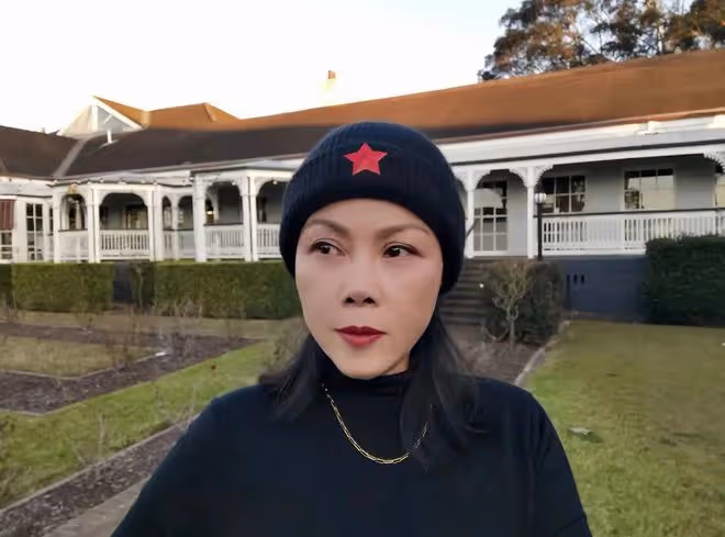 56歲田震澳洲豪華農莊度假!穿緊身衣大秀好身材,狂吃半人高龍蝦