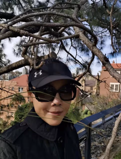 56歲田震澳洲豪華農莊度假!穿緊身衣大秀好身材,狂吃半人高龍蝦