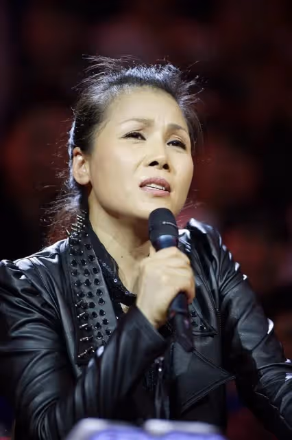 56歲田震澳洲豪華農莊度假!穿緊身衣大秀好身材,狂吃半人高龍蝦