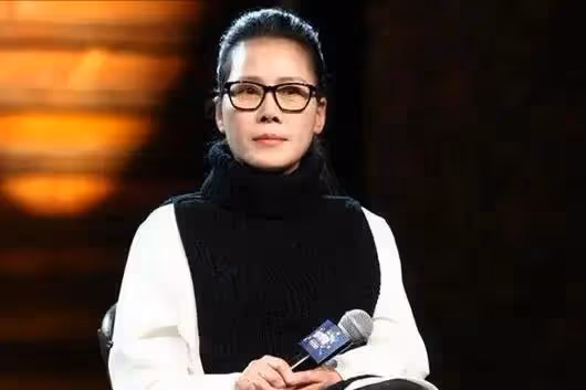 56歲田震澳洲豪華農莊度假!穿緊身衣大秀好身材,狂吃半人高龍蝦
