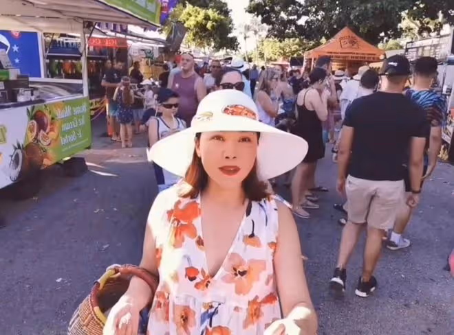 56歲田震澳洲豪華農莊度假!穿緊身衣大秀好身材,狂吃半人高龍蝦