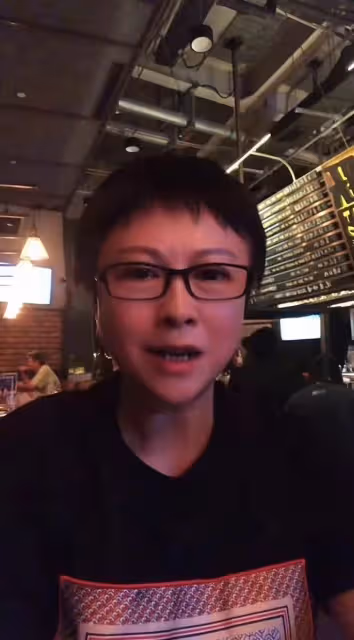54歲歌后退圈幾十年曝近況!與央視主持酒吧嗨玩,容貌大變無人識