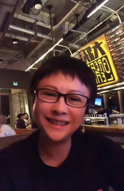 54歲歌后退圈幾十年曝近況!與央視主持酒吧嗨玩,容貌大變無人識