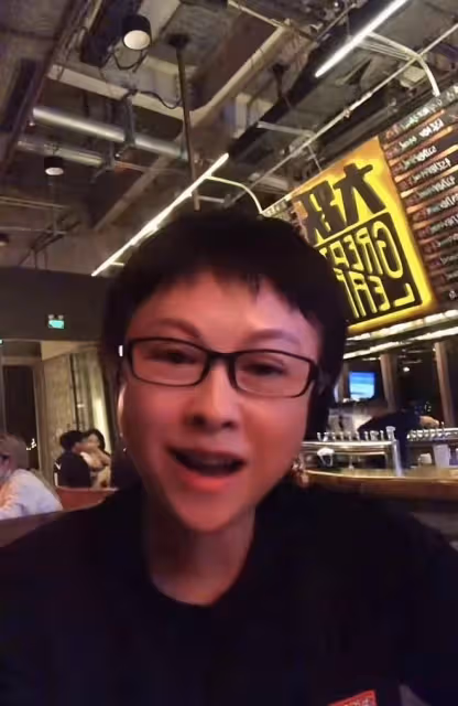 54歲歌后退圈幾十年曝近況!與央視主持酒吧嗨玩,容貌大變無人識
