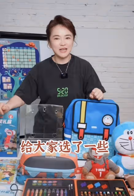 54歲歌后退圈幾十年曝近況!與央視主持酒吧嗨玩,容貌大變無人識