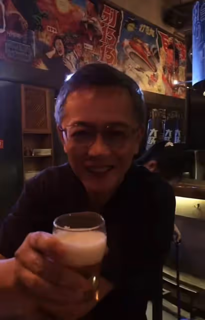 54歲歌后退圈幾十年曝近況!與央視主持酒吧嗨玩,容貌大變無人識
