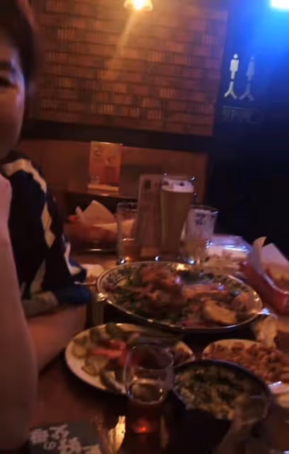 54歲歌后退圈幾十年曝近況!與央視主持酒吧嗨玩,容貌大變無人識