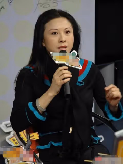 54歲歌后退圈幾十年曝近況!與央視主持酒吧嗨玩,容貌大變無人識