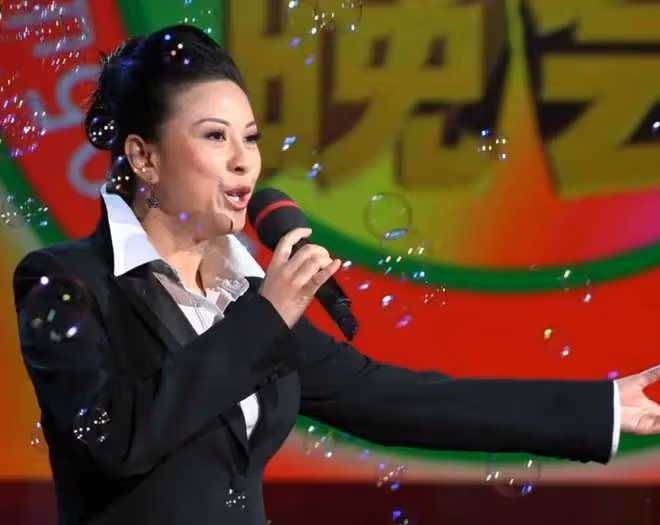 54歲歌后退圈幾十年曝近況!與央視主持酒吧嗨玩,容貌大變無人識