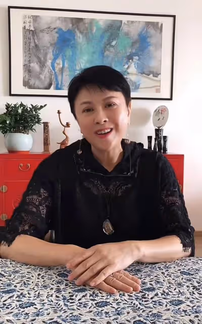 54歲歌后退圈幾十年曝近況!與央視主持酒吧嗨玩,容貌大變無人識