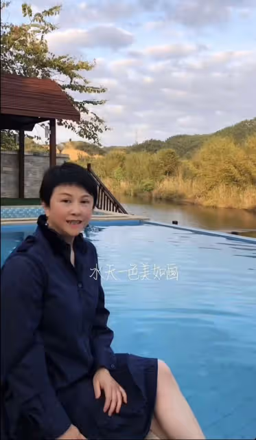 54歲歌后退圈幾十年曝近況!與央視主持酒吧嗨玩,容貌大變無人識
