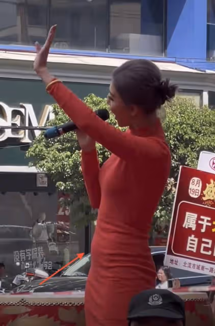 港星李彩樺現身廣西簡陋商演,穿緊身裙小肚腩凸出,曝出場費48萬