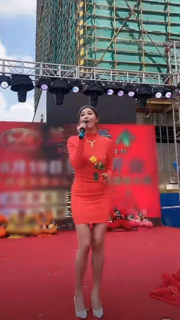港星李彩樺現身廣西簡陋商演,穿緊身裙小肚腩凸出,曝出場費48萬