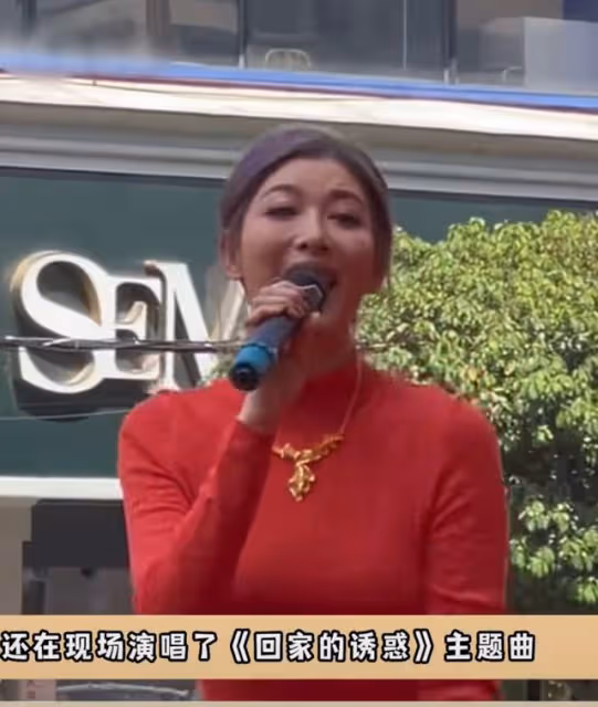 港星李彩樺現身廣西簡陋商演,穿緊身裙小肚腩凸出,曝出場費48萬