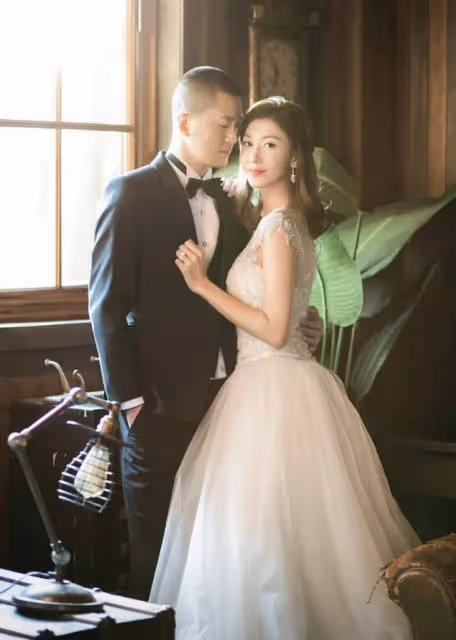 港星李彩樺現身廣西簡陋商演,穿緊身裙小肚腩凸出,曝出場費48萬