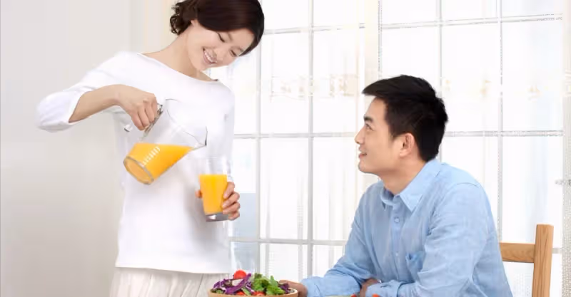 二婚丈夫讓妻子把房過戶給繼子，妻子直接給女兒：我婚前房我做主