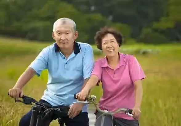 人老了要不要「把存款」告訴兒女呢?一位75歲老人的做法:聰明又有效「晚年幸福無憂」