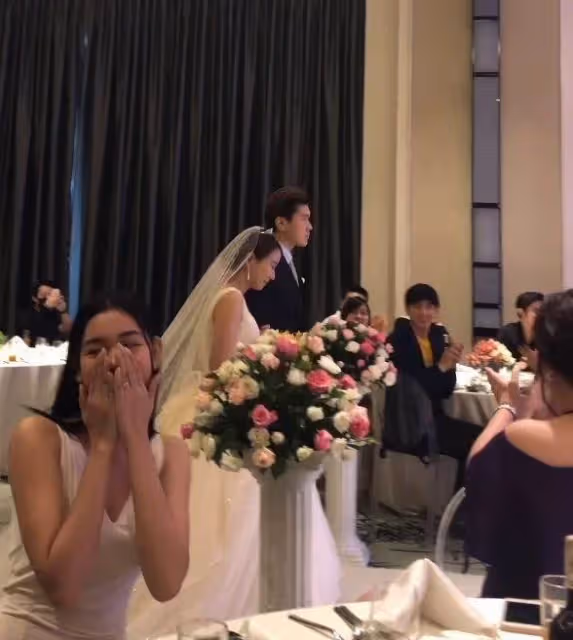 婚前發現滾床單,新郎吞忍被帶綠帽,照娶女友進門,婚禮上突播出,新娘嗯嗯阿阿對象還是姐夫