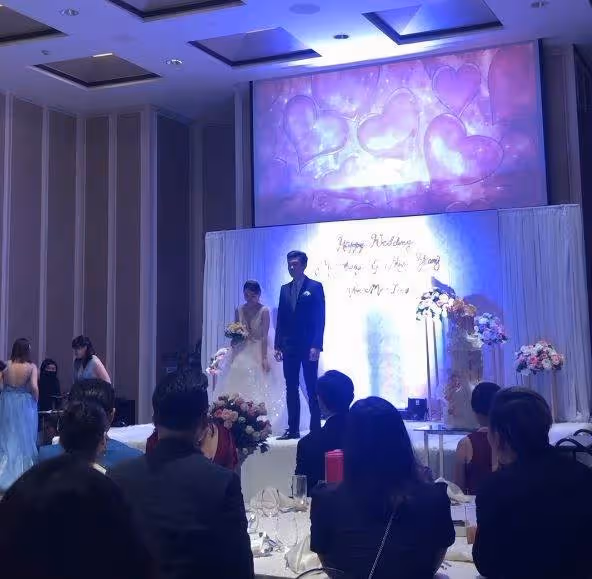 婚前發現滾床單,新郎吞忍被帶綠帽,照娶女友進門,婚禮上突播出,新娘嗯嗯阿阿對象還是姐夫