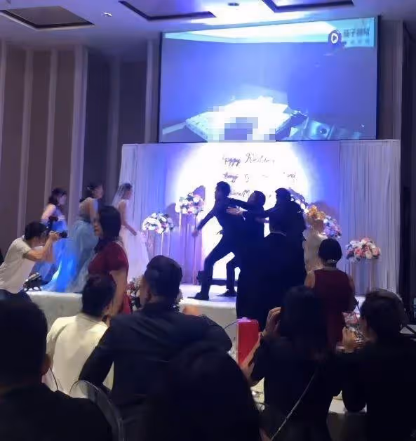 婚前發現滾床單,新郎吞忍被帶綠帽,照娶女友進門,婚禮上突播出,新娘嗯嗯阿阿對象還是姐夫