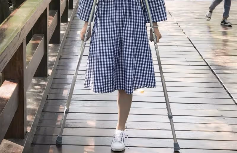 單腿女孩戴著「金屬假肢」跳舞,卻因「長太美」被上百位男生追著告白,網友:這長相太吃香