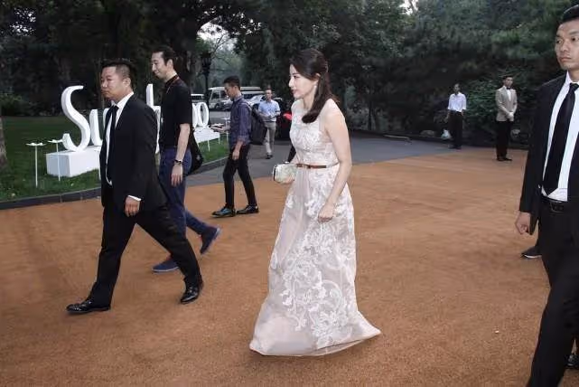 從奧運冠軍到豪門闊太:郭晶晶一身無袖禮服,身形圓潤顯富態,氣質高級真有闊太范