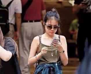 59歲的張學友帥氣不減當年,私底下做人很低調,19歲的女兒出鏡真美,樣子格外的清純可愛,網友:基因好
