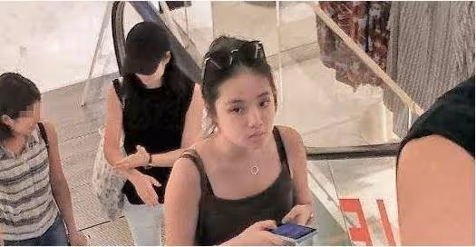 59歲的張學友帥氣不減當年,私底下做人很低調,19歲的女兒出鏡真美,樣子格外的清純可愛,網友:基因好