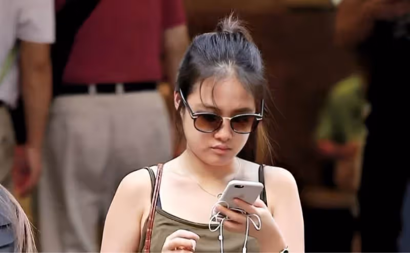 59歲的張學友帥氣不減當年,私底下做人很低調,19歲的女兒出鏡真美,樣子格外的清純可愛,網友:基因好