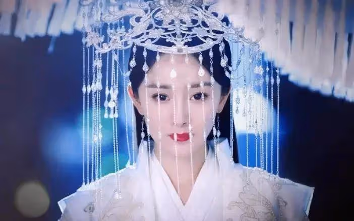 都說楊冪演不了「窮人」,本來不相信,乞丐裝造型曝光後,網友:是真的像