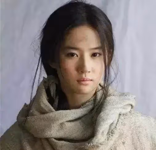 都說楊冪演不了「窮人」,本來不相信,乞丐裝造型曝光後,網友:是真的像